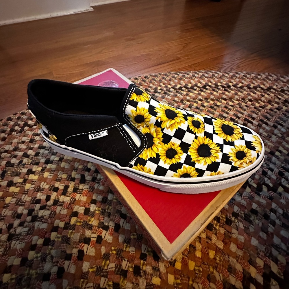 CANVAS CLASSIC SLIP-ON VANS.  New without tags, never worn